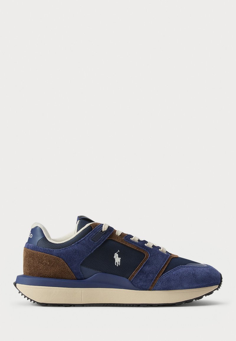 Sneaker din suede și plasă de culoare bleumarin, cu accente mai deschise, talpă din cauciuc bej și șireturi albe; are un logo pe lateral.