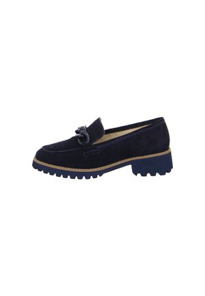 Navyblauwe suède loafer met een stevige rubberen zool en decoratieve kettingdetail over de bovenkant, zijaanzicht op witte achtergrond.