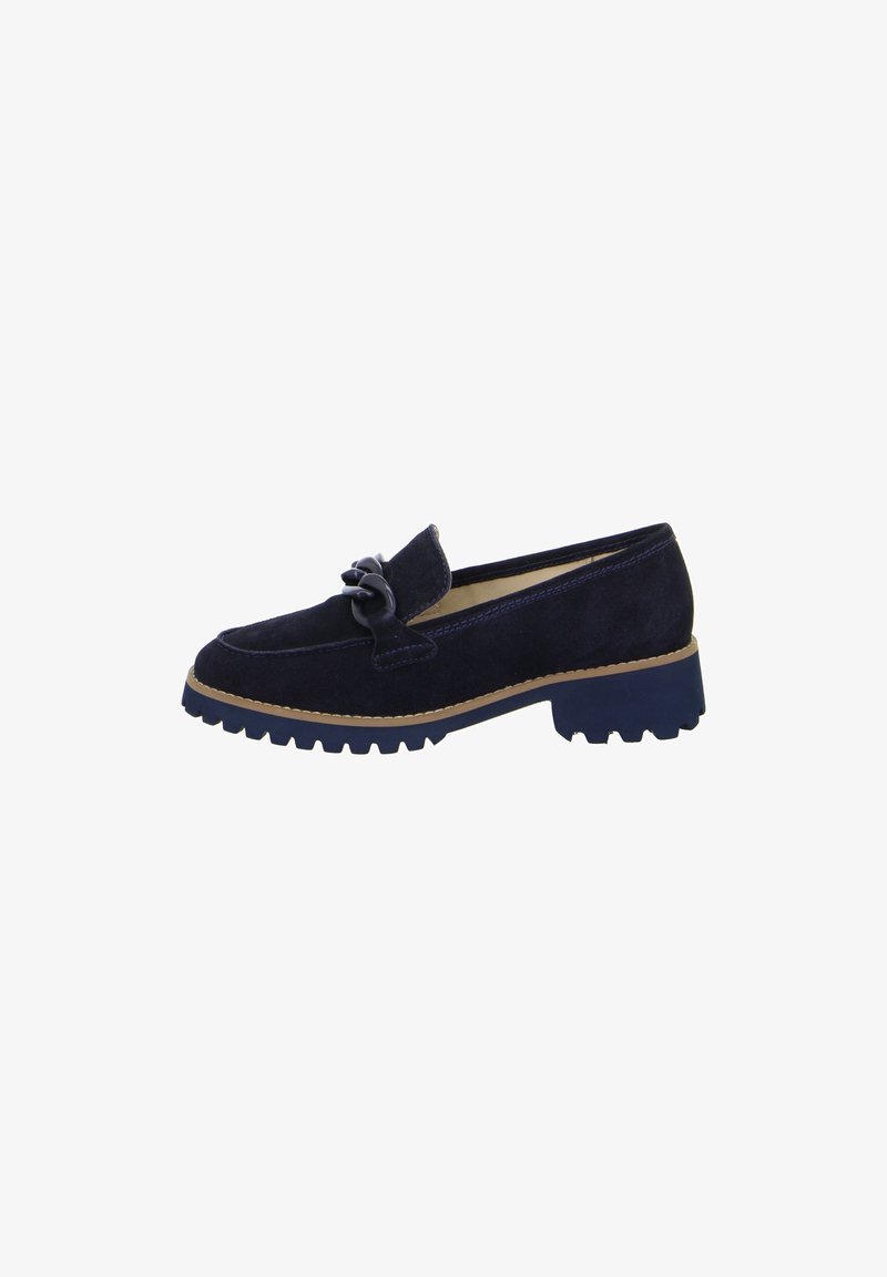 Mocassin en daim bleu marine avec une semelle en caoutchouc épaisse et un détail de chaîne décoratif sur le dessus, vue latérale sur fond blanc.