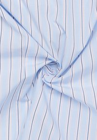 Tessuto azzurro chiaro con strisce verticali bianche, blu navy e rosse. Texture liscia, disposta in un motivo a spirale, che mette in mostra il design e i colori.