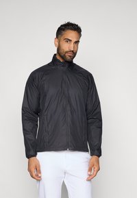 Melns viegls jaciņš ar augstu apkakli, pilnīgu rāvējslēdzēju un garām piedurknēm. Īpaši izceļas ar gludu, spīdīgu tekstūru un minimālistisku dizainu.