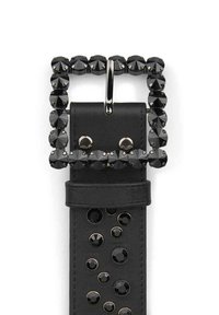 Cintura in pelle nera con grande fibbia in cristallo nero chiodata, caratterizzata da borchie tonde e ovali lungo la cinghia per aggiungere texture e dettaglio.