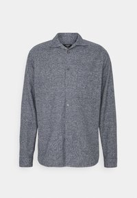 Koszula z długim rękawem w jasnoszarym melanżu, zapinana na guziki, z kołnierzykiem i kieszenią na lewej piersi, prezentowana na białym tle.