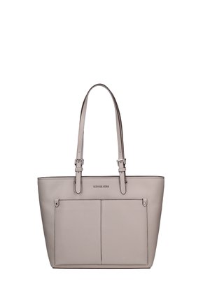 Lichtgrijze leren draagtas van Michael Kors met dubbele voorvakken en verstelbare schouderbanden op een witte achtergrond.