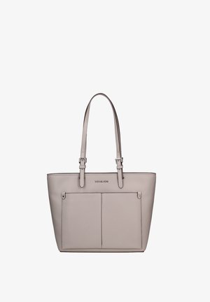 Borsa a mano in pelle grigio chiaro di Michael Kors con due tasche frontali e tracolle regolabili su sfondo bianco.