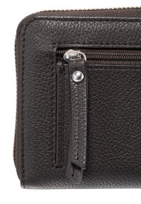Zwarte leren portemonnee met textuurafwerking, voorzien van een met rits afsluitbaar vak, zilveren hardware en contrasterende stiksel details.