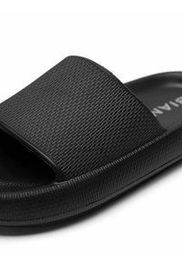 Sandalo slide nero con cinturino texturizzato e suola liscia, caratterizzato da un design minimalista e da un branding discreto sulla soletta.