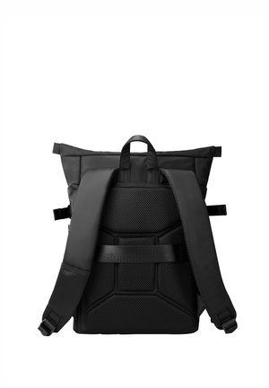 Mochila negra con tapa plegable, correas acolchadas y un panel trasero de malla texturizada, que cuenta con correas ajustables y un diseño elegante y minimalista.