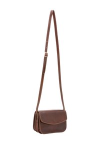 Borsa a tracolla in pelle marrone con chiusura a pattina, tracolla regolabile e cuciture a contrasto. Texture liscia con dettagli hardware minimi.