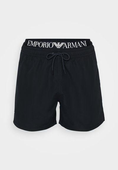 Μαύρο σορτς κολύμβησης με ελαστική ζώνη στη μέση, διαθέτει λευκό λογότυπο "Emporio Armani" στη ζώνη. Λείο ύφασμα, φτάνει μέχρι το μέσον του μηρού.