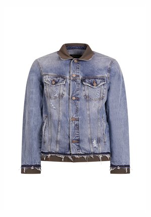 Jasnoniebieska kurtka jeansowa w stylu distressed z brązowym kołnierzem i mankietami, zapięciem na guziki z przodu, kieszeniami na klapie na piersi oraz postrzępionymi detalami na dole.