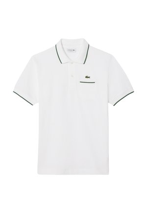 Camisa polo de algodón blanca con ribetes verdes en el cuello y las mangas, que presenta un pequeño bolsillo en el pecho y un logo bordado a la izquierda.