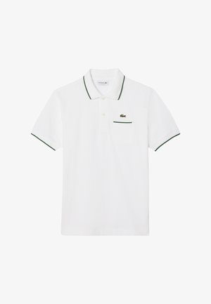 Biała koszulka polo wykonana z bawełny, z zielonym wykończeniem na kołnierzyku i rękawach, posiadająca małą kieszonkę na piersi oraz haftowane logo po lewej stronie.