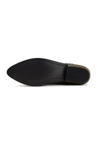 Suela de zapato de cuero negro con punta afilada y tacón bajo. Textura suave con costuras visibles a lo largo del borde. Sin patrones ni acentos.