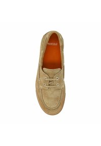 Lichtbruine suède bootschoen met een ronde neus, witte veters en een contrasterende oranje binnenzool. Heeft stiksels langs de bovenkant en een rubberen zool.