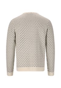 Crème trui met een textuur breiwerk met kleine zwarte hartpatronen, ribgebreide manchetten en een ronde halslijn. Achteraan is het ontwerp uniform.