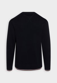 Maglione blu scuro con maniche lunghe, polsini a costine e scollatura rotonda con una striscia rossa e bianca a contrasto sull'orlo.