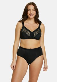 Soutien-gorge noir avec des détails en dentelle sur les bonnets, des bretelles réglables et une fermeture à l'avant. Assorti à des culottes taille haute noires.