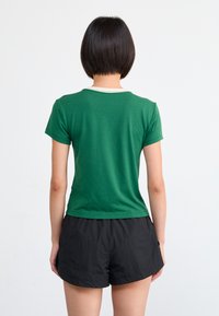 Nike Sportswear T-shirt estampada - gorge green/lorewood