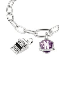 Sterlingsilber-Armband mit Kettengliedern, das einen Schreibmaschinen-Anhänger und einen Schild-Anhänger mit lila Akzenten zeigt, auf denen der Buchstabe „N“ und ein Motto-Banner abgebildet sind.