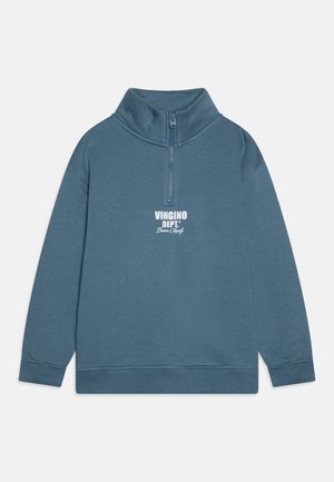 Blaues Sweatshirt mit Viertel-Reißverschluss, hohem Kragen, langen Ärmeln, gerippten Bündchen und Saum sowie weißem "VINGINO DEPT. Denim Supply" Text mittig auf der Vorderseite.