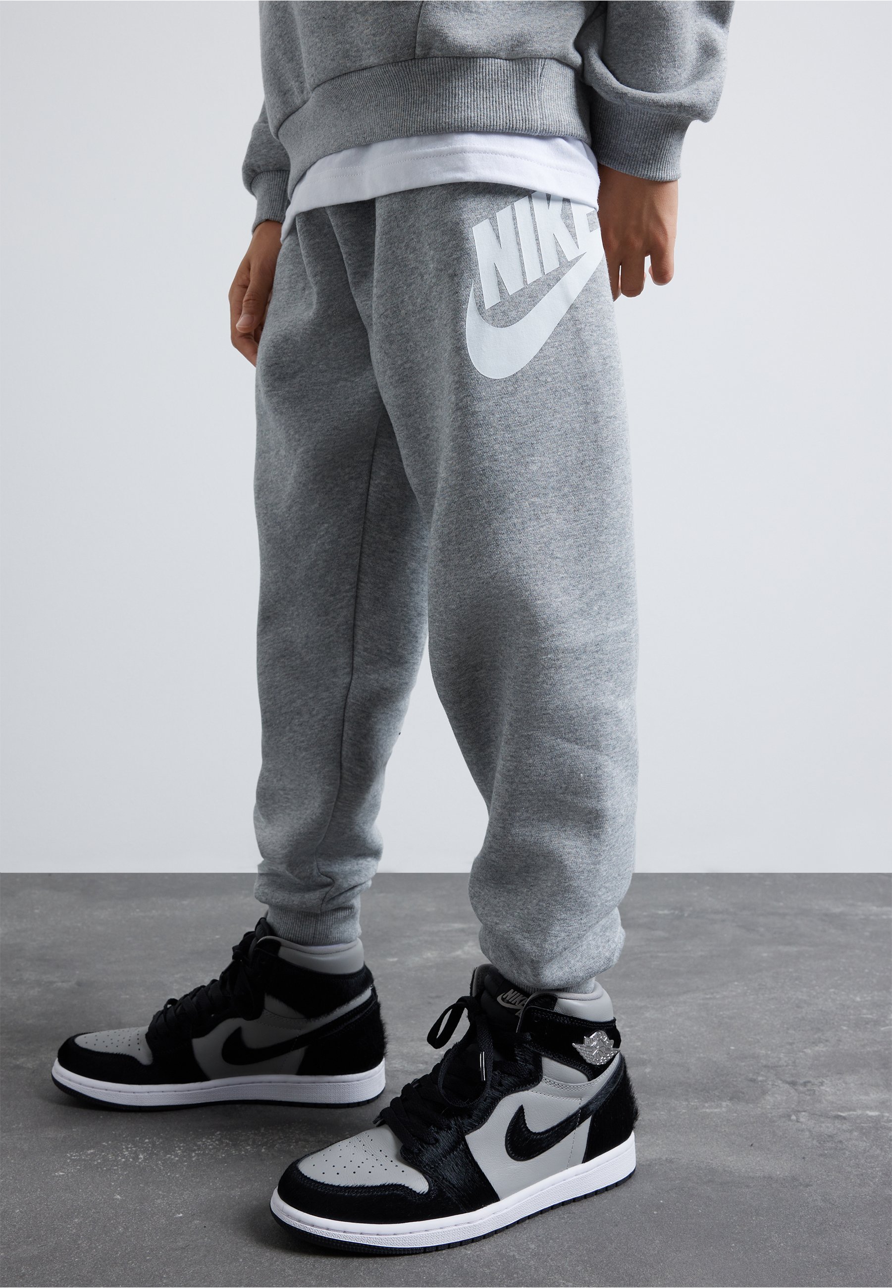 Nike Sportswear CLUB UNISEX - Tracksuit bottoms - dark grey heather/base  grey/white/grey - Zalando.de