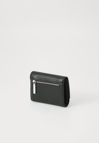 Portefeuille en cuir noir avec une poche zippée, de forme rectangulaire, texture lisse et finition brillante à l'extérieur. Design compact et pliable.