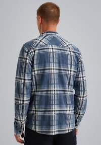 Camicia di flanella a quadri blu e bianca con maniche lunghe, polsini a bottoni e dettaglio sulla spalla; texture morbida e vestibilità rilassata.