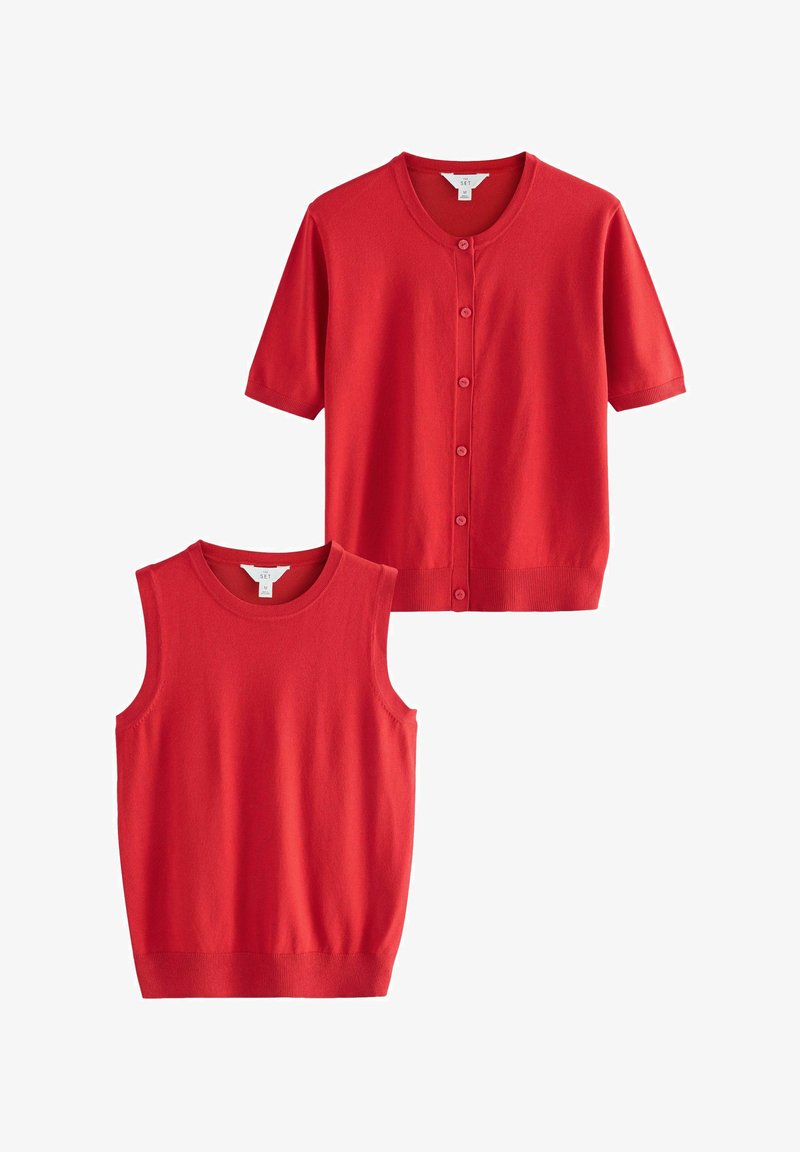 Crvena pletena kombinacija koja uključuje kardigan s kratkim rukavima s dugmadi i top bez rukava. Glatka tekstura, rebrasti rubovi, okrugli izrezi.