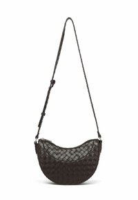 Tmavě hnědá tkaná kožená taška v poloměsíčkovém tvaru, nastavitelný popruh a zipové uzavírání. Hladká textura s jemným kostkovaným vzorem.
