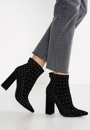 Højhælede støvletter - black