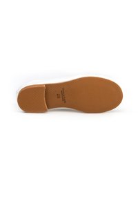 Suela de zapatilla blanca con una suela de goma marrón, que presenta una superficie texturizada y un ligero tacón. Incluye un indicador de talla estampado.