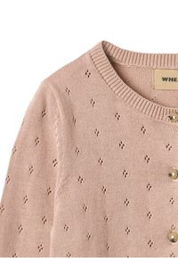 Helles rosa Strickcardigan mit rundem Ausschnitt, zarten rautenförmigen Mustern und goldfarbenen Knöpfen auf der Vorderseite.
