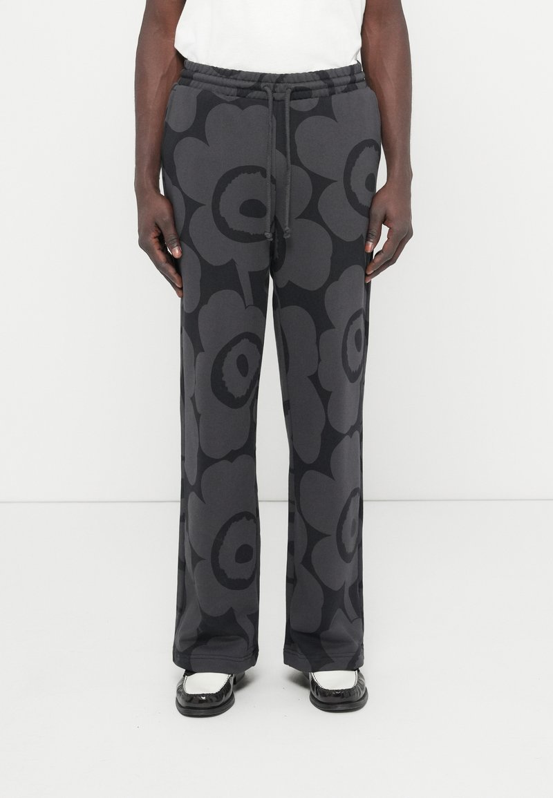 Σκούρο γκρι παντελόνι φανελένιο με μεγάλο λουλούδι σχέδιο, ελαστική μέση με κορδόνι και απλή σχεδίαση ποδιού. Λείο βαμβακερό ύφασμα.