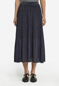 Mörkblå plisserad midi-kjol med en texturerad yta, som har en smockad midja och subtila glittrande detaljer genom hela kjolen.