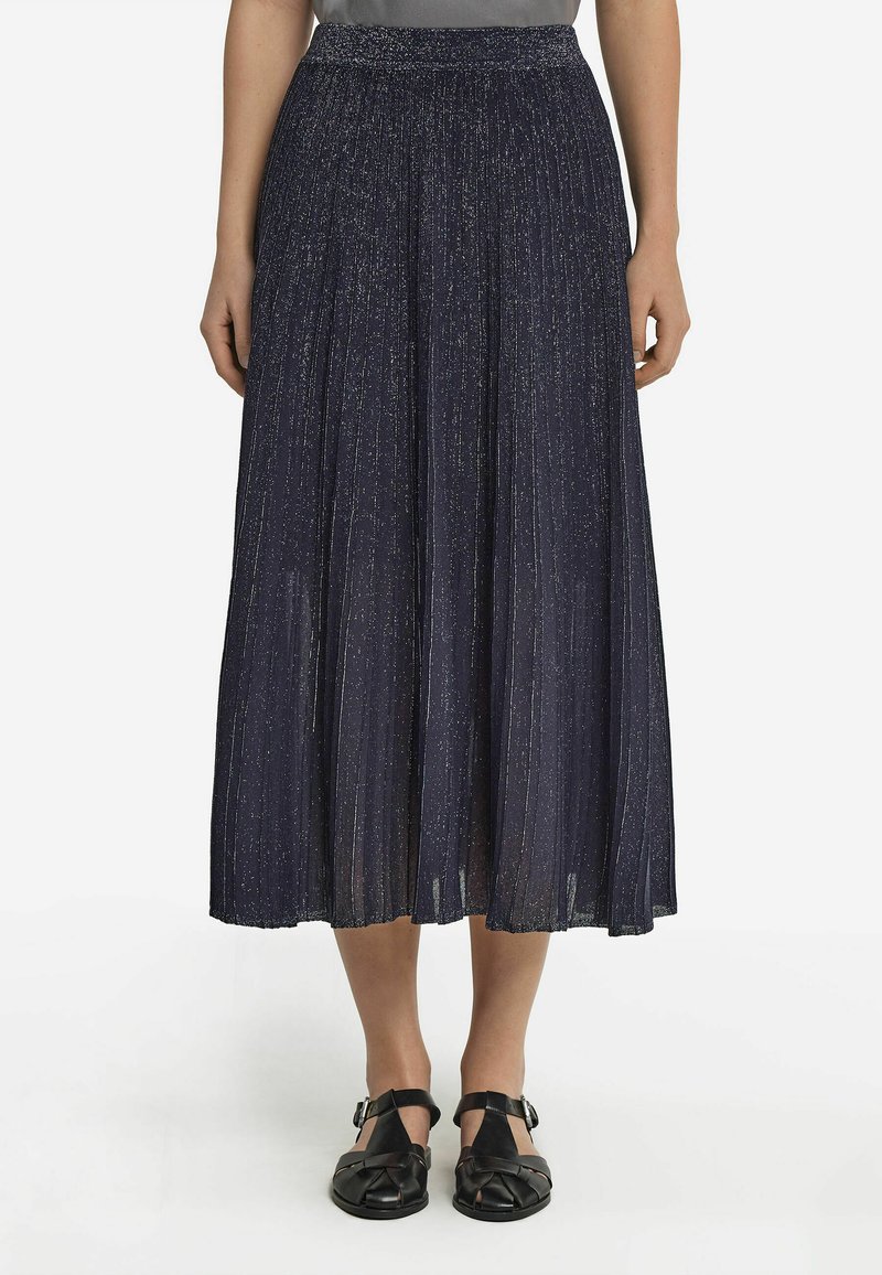 Mörkblå plisserad midi-kjol med en texturerad yta, som har en smockad midja och subtila glittrande detaljer genom hela kjolen.