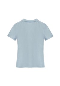 Polo shirt bleu clair à manches courtes en coton, doté d'un col et d'une coupe décontractée. Texture lisse sans motifs visibles. Couleur unie.