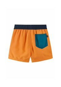 Shorts de bain orange avec une ceinture élastique bleu foncé. Équipés d'une poche arrière teal avec une couture contrastante et une petite étiquette de logo.