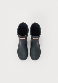 Bottes de pluie en caoutchouc bleu marine avec un extérieur lisse, des bords arrondis et un logo "HUNTER" rouge et blanc de chaque côté.