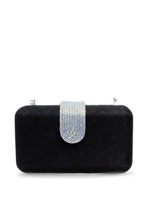 Czarna prostokątna kopertówka z błyszczącą tkaniną i połyskującym zapięciem z cyrkonii na białym tle.