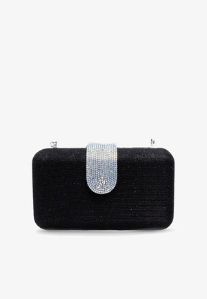 Pochette rettangolare nera con tessuto scintillante e chiusura con strass luccicante su sfondo bianco.