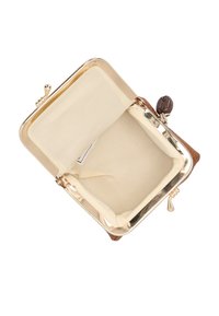 Bruine leren muntenportemonnee met een goudkleurige sluiting, beige voering en een decoratieve bruine kraalaccent aan de zijkant. Open interieurzicht.