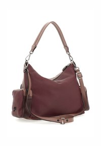 Borsa in pelle di un profondo bordeaux con un design morbido; presenta una tracolla removibile, una finitura testurizzata e una tasca con zip laterale.