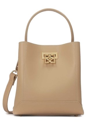 Beige leren handtas met een gestructureerd ontwerp, voorzien van een logo in goudkleurige hardware en een afneembare schouderband. Gladde textuur.