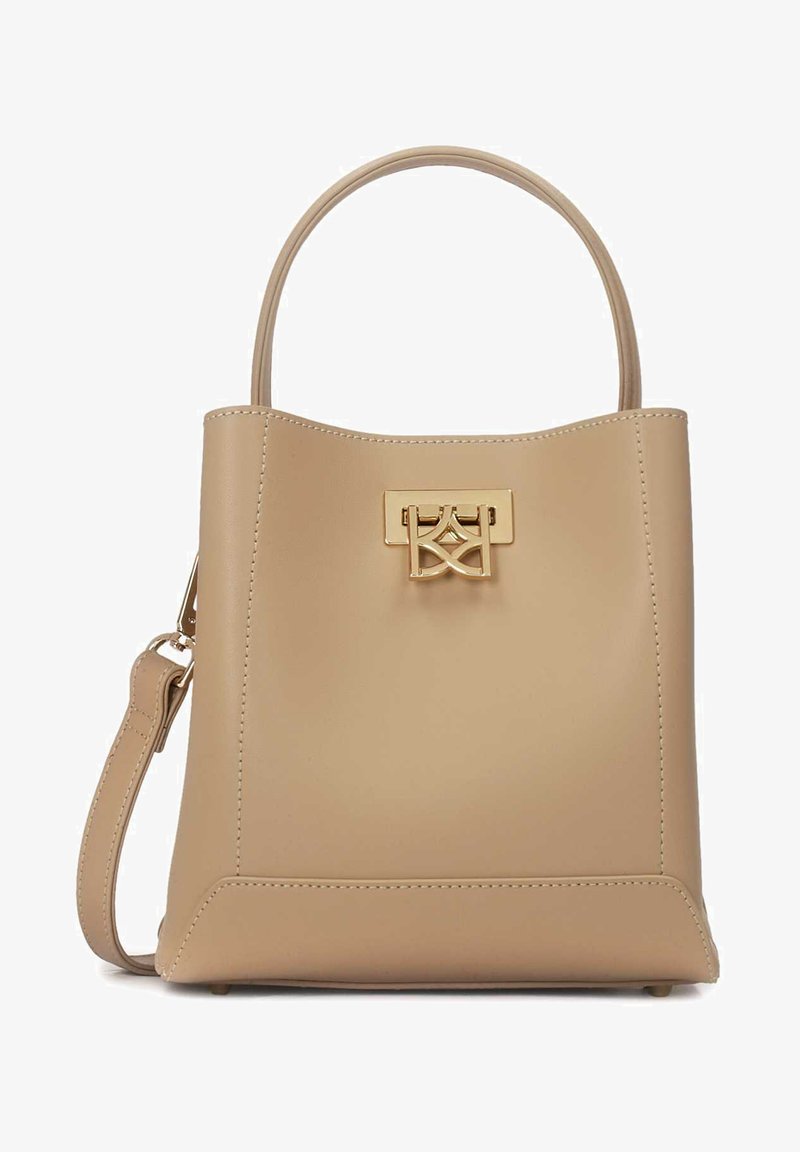 Sac à main en cuir beige avec un design structuré, doté d'un logo en métal doré et d'une bandoulière amovible. Texture lisse.