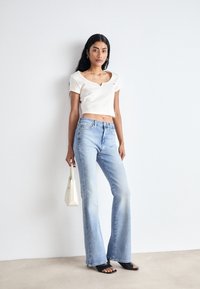 Tommy Jeans SYLVIA - Bootcut-farkut - denim light