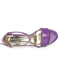 Sandalo con tacco alto in pelle verniciata viola, con una larga fascia davanti e fibbia regolabile alla caviglia. Fodera interna dorata.