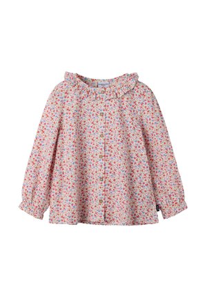 Bloemenblouse met een gerimpelde kraag, met kleine rode en blauwe bloemen op een roze achtergrond, met lange mouwen en een knoopsluiting aan de voorkant.