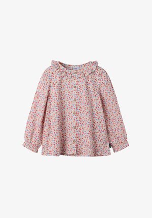 Bluse med blomstermønster og flæsekrave, med små røde og blå blomster på en lyserød baggrund, lange ærmer og knapper foran.