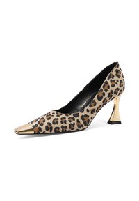 Scarpa con tacco alto a stampa leopardata, con punta affusolata e dettaglio metallico dorato sulla punta. Presenta un design del tacco unico e angolare.